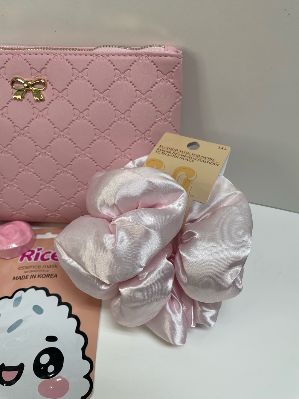 Pink Quilted Cosmetic Pouch Gift Set with Pink Lip Care Face Mask 8 pieces - Picture 3 of 13